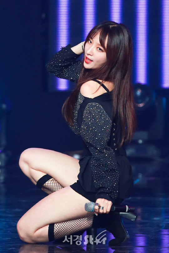 이엑스아이디 하니가 23일 오후 서울 마포구 상암 MBC 미디어센터 공개홀에서 열린 ‘뮤콘 AMN 빅콘서트’에 참석해 무대를 선보이고 있다.