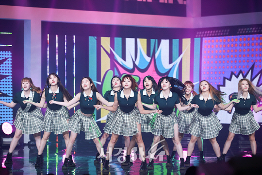 그룹 프리스틴이 23일 오후 서울 마포구 상암 MBC 미디어센터 공개홀에서 열린 ‘뮤콘 AMN 빅콘서트’에 참석해 무대를 선보이고 있다.