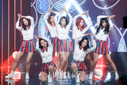 그룹 드림캐쳐가 23일 오후 서울 마포구 상암 MBC 미디어센터 공개홀에서 열린 ‘뮤콘 AMN 빅콘서트’에 참석해 무대를 선보이고 있다.
