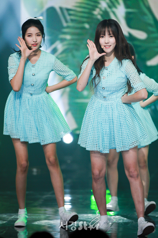 여자친구 소원, 유주가 23일 오후 서울 마포구 상암 MBC 미디어센터 공개홀에서 열린 ‘뮤콘 AMN 빅콘서트’에 참석해 무대를 선보이고 있다.