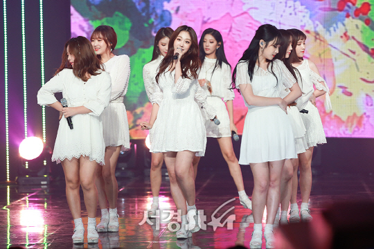 러블리즈 서지수(가운데)가 23일 오후 서울 마포구 상암 MBC 미디어센터 공개홀에서 열린 ‘뮤콘 AMN 빅콘서트’에 참석해 무대를 선보이고 있다.