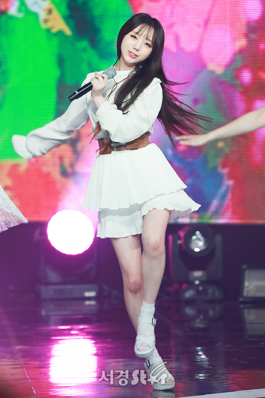 러블리즈 케이가 23일 오후 서울 마포구 상암 MBC 미디어센터 공개홀에서 열린 ‘뮤콘 AMN 빅콘서트’에 참석해 무대를 선보이고 있다.