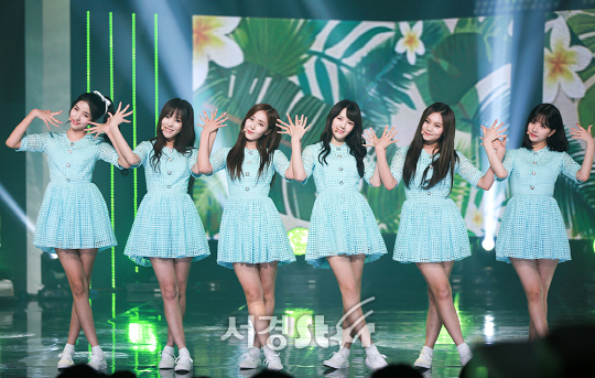 그룹 여자친구가 23일 오후 서울 마포구 상암 MBC 미디어센터 공개홀에서 열린 ‘뮤콘 AMN 빅콘서트’에 참석해 무대를 선보이고 있다.