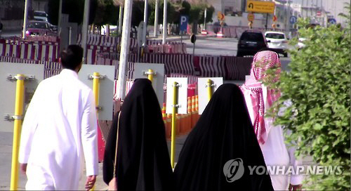 남성보호자와 함께 외출하는 사우디아라비아 여성 모습/연합뉴스