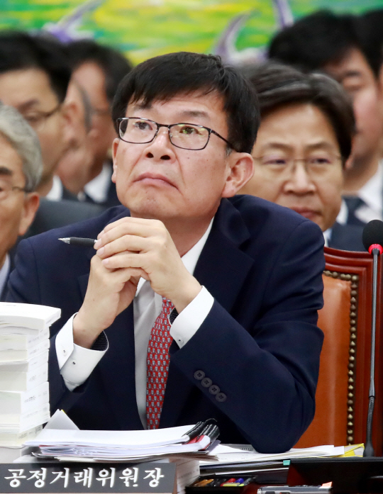 김상조 공정거래위원장이 지난 8월 21일 국회 정무위원회에서 열린 전체회의에서 야당 의원의 질의를 들으며 생각에 잠겨 있다./연합뉴스