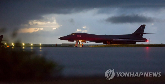 美 최북단 비행 B-1B 랜서 ‘죽음의 백조’ 시속 1468km