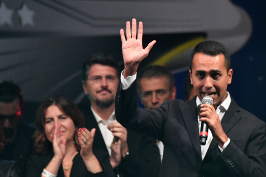 루이지 디마이오 이탈리아 하원 원내부대표가 22일(현지시간) 오성운동 대표로 선출된 뒤 지지자들에게 손을 흔들어 인사하고 있다. /AFP연합뉴스