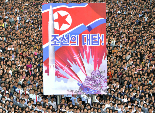 김정은 反美 성명에 평양에 모인 10만 군중