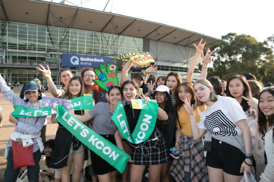 22~23일(현지시간) 호주 시드니 쿠도스 뱅크 아레나 열린 ‘KCON 2017 호주(AUSTRALIA)’ 행사장을 찾은 한류 팬들.