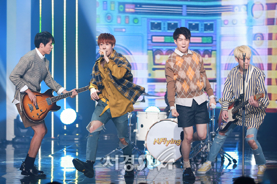 엔플라잉이 23일 오후 서울 마포구 상암 MBC 미디어센터 공개홀에서 열린 ‘뮤콘 AMN 빅콘서트’에 참석해 무대를 선보이고 있다.