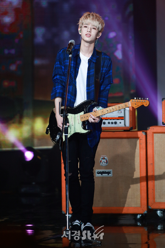 데이식스 Jae가 23일 오후 서울 마포구 상암 MBC 미디어센터 공개홀에서 열린 ‘뮤콘 AMN 빅콘서트’에 참석해 무대를 선보이고 있다.