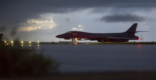 23일 오후 미국령 괌의 앤더슨 공군기지에서 ‘죽음의 백조’로 불리는 미 공군의 전략폭격기 B-1B 랜서가 한반도 출격을 준비하고 있다. 미 국방부는 이날 B-1B가 북한 동해의 국제공역을 비행하는 ‘무력시위’를 했다고 밝혔다.  /연합뉴스