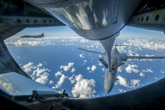 지난 18일 동중국해 인근 상공에서 미국 공군의 전략폭격기 B-1B 랜서가 KC-135로부터 공중급유를 받고 있다. 미 국방부는 23일(현지시간) B-1B 랜서가 북한 동해의 국제공역까지 비행했다고 밝혔다. /AFP연합뉴스