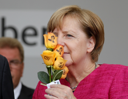 메르켈, 이념 대신 포용으로 보수·진보 아울러 '경제'로 승부내다