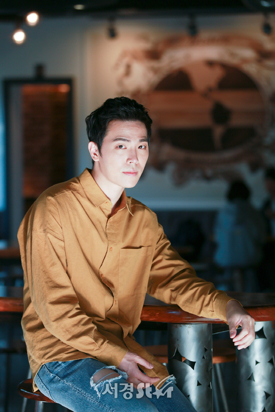 배우 이동하가 최근 서울 종로구 한 카페에서 서경스타와의 인터뷰에 앞서 포즈를 취하고 있다.