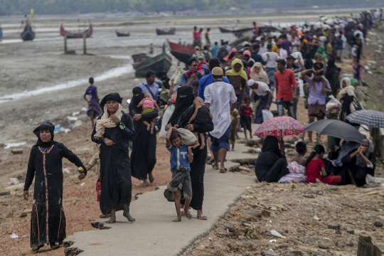 미얀마군 “로힝야족이 이슬람 사원 테러” 인종청소 비판 떠넘기기