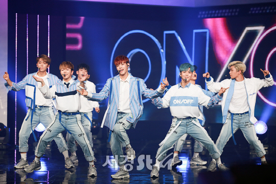 그룹 온앤오프가 23일 오후 서울 마포구 상암 MBC 미디어센터 공개홀에서 열린 ‘뮤콘 AMN 빅콘서트’에 참석해 무대를 선보이고 있다.