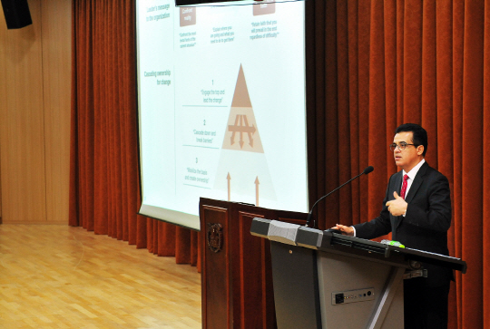 오스만 알감디 S-OIL 최고경영자(CEO)가 지난 22일 서울대 전문경영대학원(MBA)에서 ‘에너지 패러다임 전환기의 리더십’이라는 주제로 특별강연하고 있다. /사진제공=S-OIL