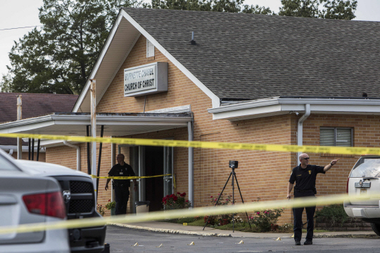 미국  경찰이 테네시주 내슈빌의 한 교회에서 발생한 총격 사건 현장을 조사하고 있다. /AFP연합뉴스
