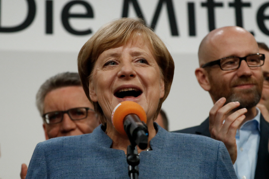 앙겔라 메르켈 독일 총리가 24일(현지시간) 총선 승리 소식에 기뻐하고 있다. /베를린=AFP연합뉴스