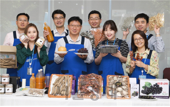 삼성물산 임직원들이 25일 경기도 판교 본사에서 열린 추석 직거래 장터에서 자매마을 특산품을 소개하고 있다./사진제공=삼성물산