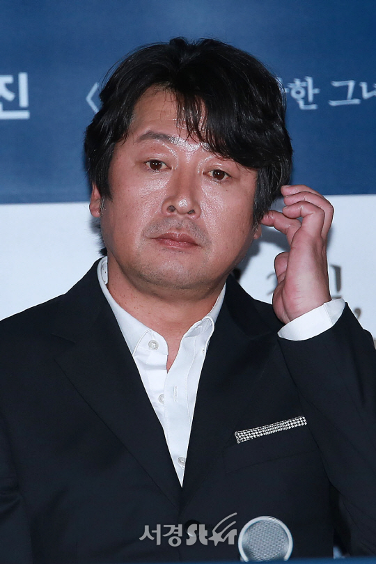 배우 김윤석이 25일 오후 서울 용산구 CGV 용산아이파크몰에서 열린 영화 ‘남한산성’ 언론시사회에 참석했다.