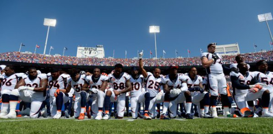 미 국가 연주 때 무릎을 꿇으며 도널드 트럼프 대통령에 대한 저항의 뜻을 나타내고 있는 미국프로풋볼(NFL)선수들/트위터 캡쳐