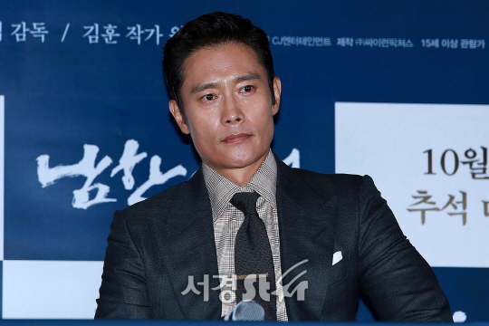 배우 이병헌이 25일 오후 서울 용산구 CGV 용산아이파크몰에서 열린 영화 ‘남한산성’ 언론시사회에 참석했다.