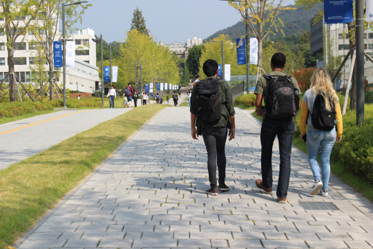 서울 시내 한 대학교에서 외국인 유학생들이 대화를 나누며 걸어가고 있다./강동효기자