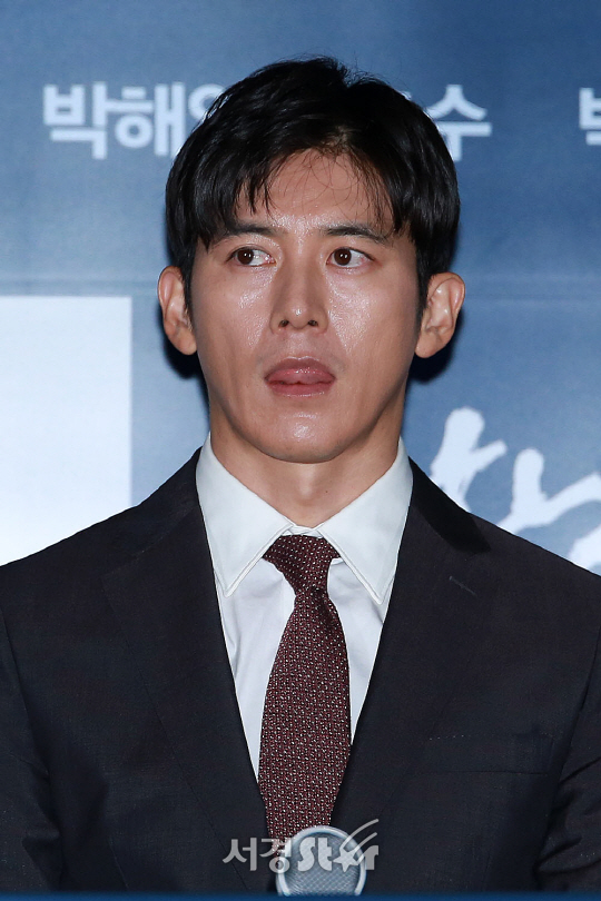 배우 고수가 25일 오후 서울 용산구 CGV 용산아이파크몰에서 열린 영화 ‘남한산성’ 언론시사회에 참석했다.