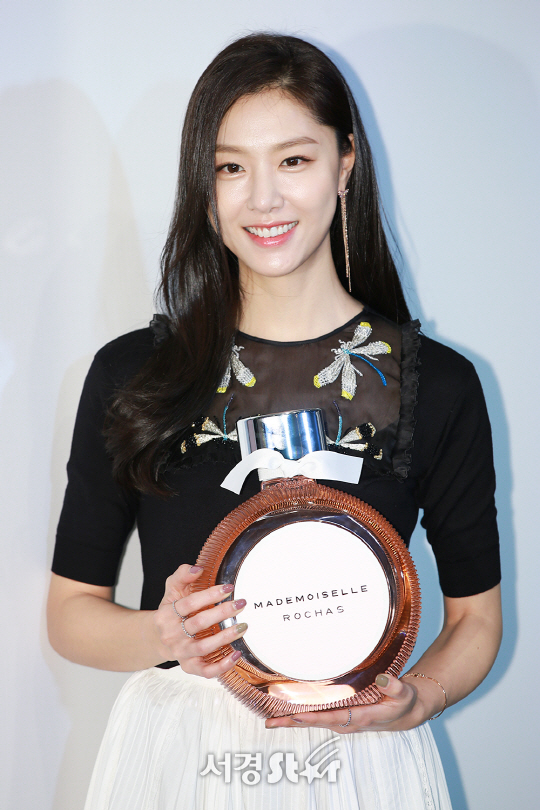 배우 서지혜가 25일 오후 서울 강남구 카페에서 열린 한 향수 브랜드 런칭 기념 포토월 행사에 참석해 포즈를 취하고 있다.