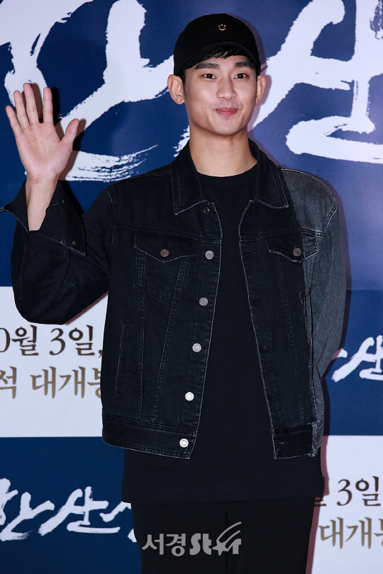 배우 김수현이 25일 오후 서울 용산구 CGV 용산아이파크몰에서 열린 영화 ‘남한산성’ VIP시사회에 참석해 포토타임을 갖고 있다.