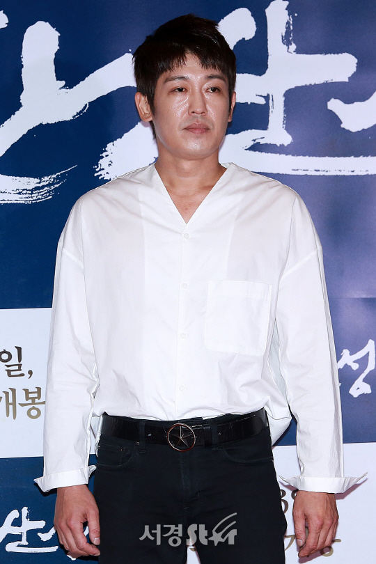 배우 허성태가 25일 오후 서울 용산구 CGV 용산아이파크몰에서 열린 영화 ‘남한산성’ VIP시사회에 참석해 포토타임을 갖고 있다.