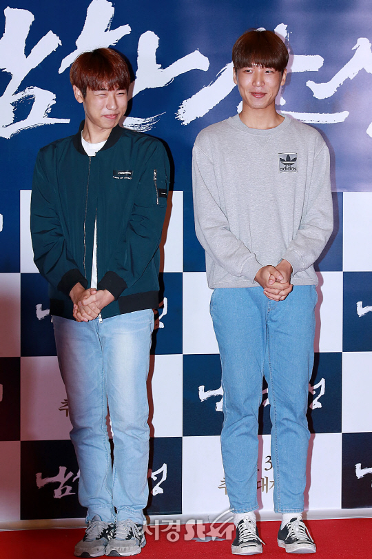 느낌적인 느낌(백승헌, 주종범)이 25일 오후 서울 용산구 CGV 용산아이파크몰에서 열린 영화 ‘남한산성’ VIP시사회에 참석해 포토타임을 갖고 있다.