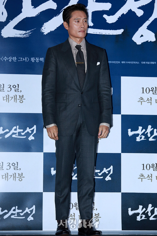 배우 이병헌이 25일 오후 서울 용산구 CGV 용산아이파크몰에서 열린 영화 ‘남한산성’ 언론시사회에 참석해 포토타임을 갖고 있다.