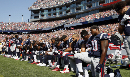 트럼프 인종차별 막말에…NFL선수들 '무릎꿇기' 항의