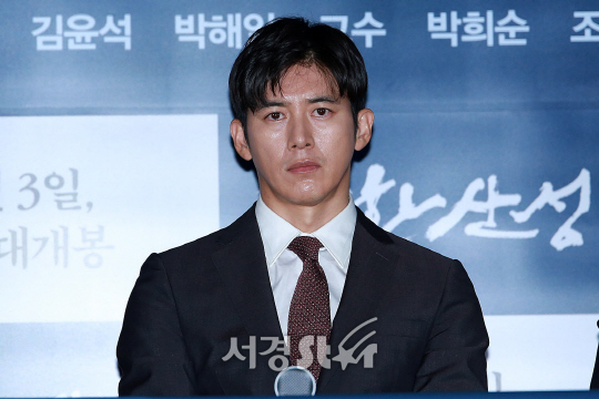 배우 고수가 25일 오후 서울 용산구 CGV 용산아이파크몰에서 열린 영화 ‘남한산성’ 언론시사회에 참석했다.