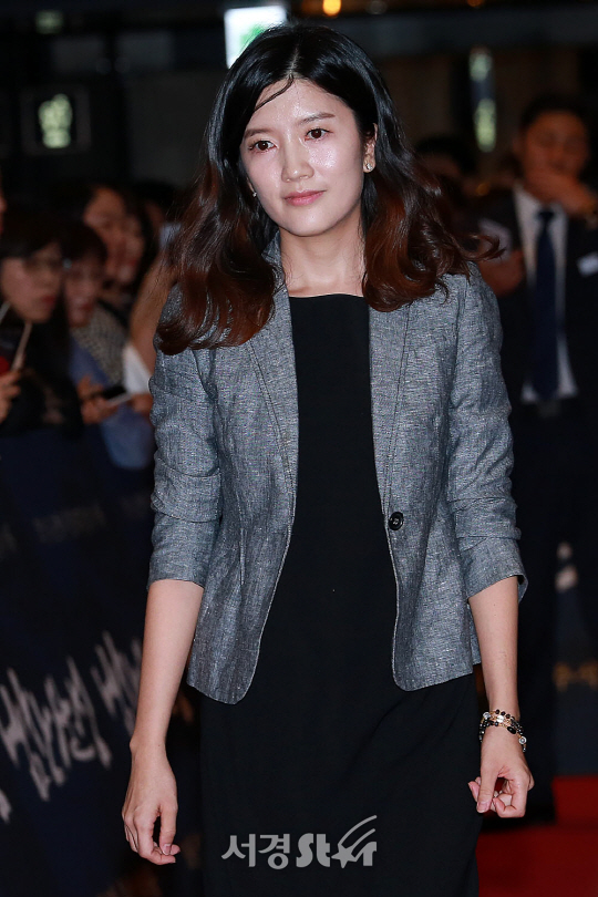 배우 장소연이 25일 오후 서울 용산구 CGV 용산아이파크몰에서 열린 영화 ‘남한산성’ VIP시사회에 참석해 포토타임을 갖고 있다.