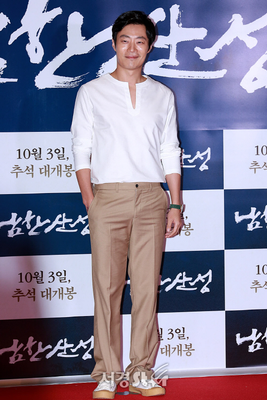 배우 이희준이 25일 오후 서울 용산구 CGV 용산아이파크몰에서 열린 영화 ‘남한산성’ VIP시사회에 참석해 포토타임을 갖고 있다.