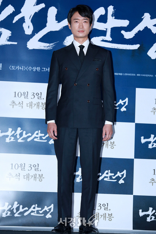 배우 조우진이 25일 오후 서울 용산구 CGV 용산아이파크몰에서 열린 영화 ‘남한산성’ 언론시사회에 참석해 포토타임을 갖고 있다.