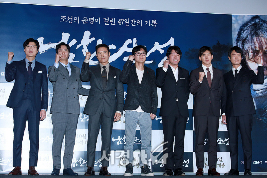 감독 및 배우들이 25일 오후 서울 용산구 CGV 용산아이파크몰에서 열린 영화 ‘남한산성’ 언론시사회에 참석해 포토타임을 갖고 있다.
