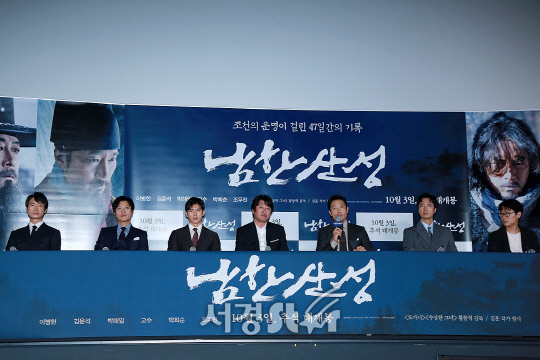 감독 및 배우들이 25일 오후 서울 용산구 CGV 용산아이파크몰에서 열린 영화 ‘남한산성’ 언론시사회에 참석했다. /사진=지수진 기자