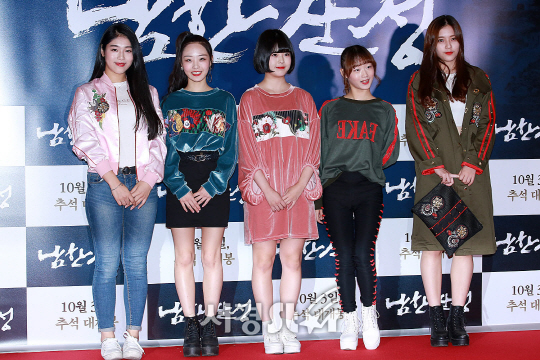 소녀주의보가 25일 오후 서울 용산구 CGV 용산아이파크몰에서 열린 영화 ‘남한산성’ VIP시사회에 참석해 포토타임을 갖고 있다.