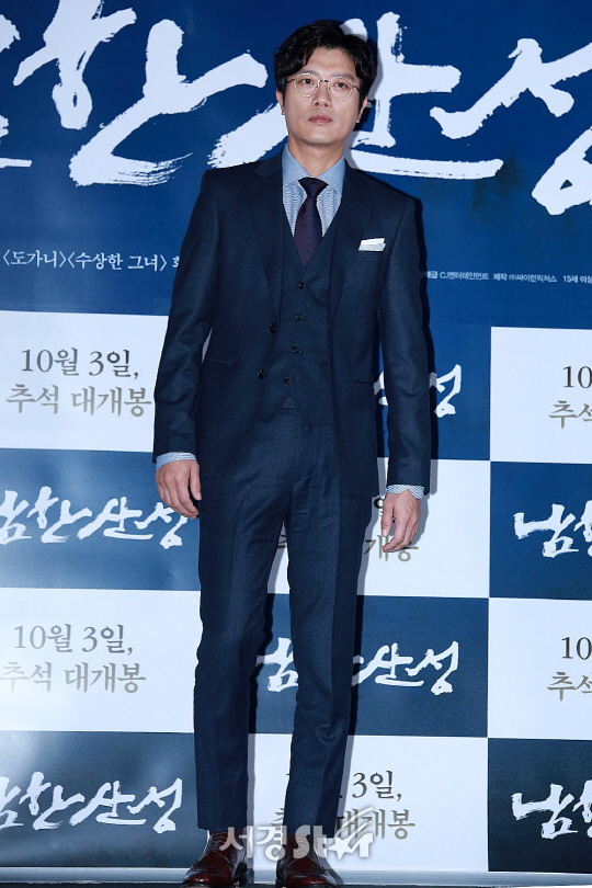 배우 박희순이 25일 오후 서울 용산구 CGV 용산아이파크몰에서 열린 영화 ‘남한산성’ 언론시사회에 참석해 포토타임을 갖고 있다.
