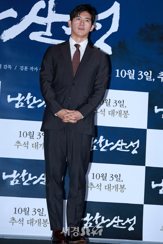배우 고수가 25일 오후 서울 용산구 CGV 용산아이파크몰에서 열린 영화 ‘남한산성’ 언론시사회에 참석해 포토타임을 갖고 있다.