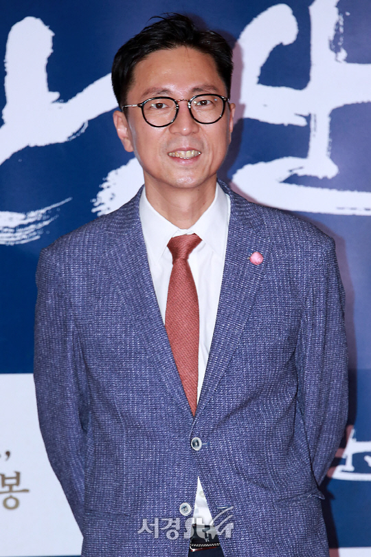 최진기 강사가 25일 오후 서울 용산구 CGV 용산아이파크몰에서 열린 영화 ‘남한산성’ VIP시사회에 참석해 포토타임을 갖고 있다.