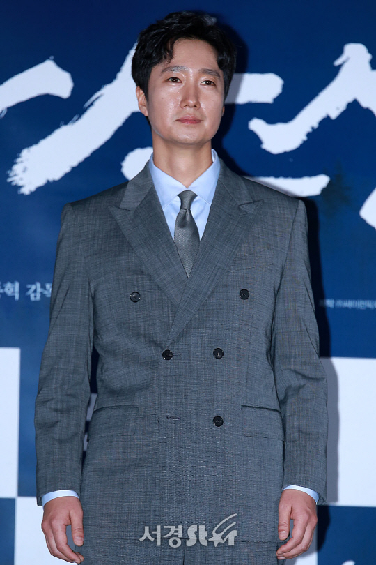 배우 박해일이 25일 오후 서울 용산구 CGV 용산아이파크몰에서 열린 영화 ‘남한산성’ 언론시사회에 참석해 포토타임을 갖고 있다.