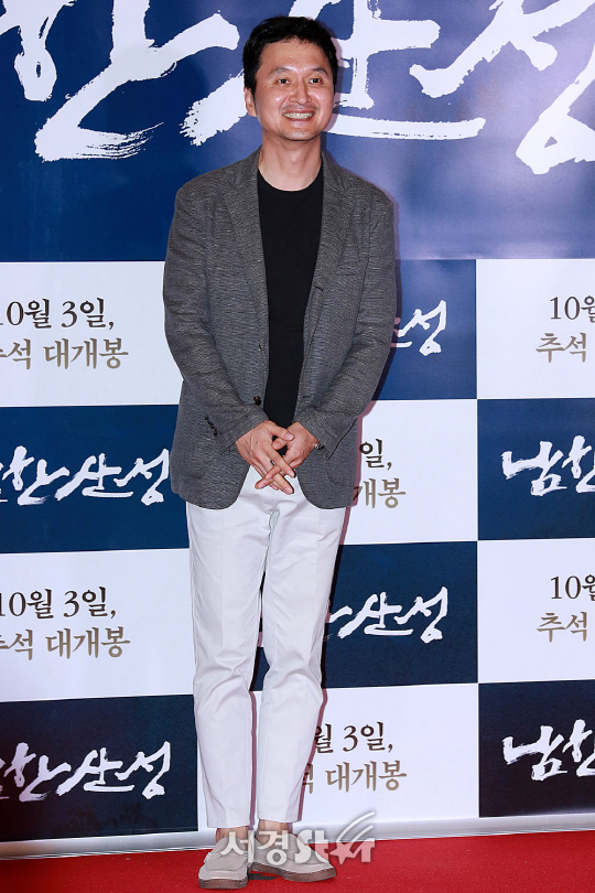배우 장현성이 25일 오후 서울 용산구 CGV 용산아이파크몰에서 열린 영화 ‘남한산성’ VIP시사회에 참석해 포토타임을 갖고 있다.