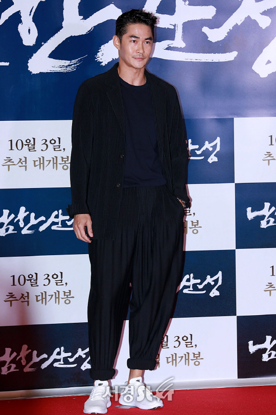 배우 배정남이 25일 오후 서울 용산구 CGV 용산아이파크몰에서 열린 영화 ‘남한산성’ VIP시사회에 참석해 포토타임을 갖고 있다.