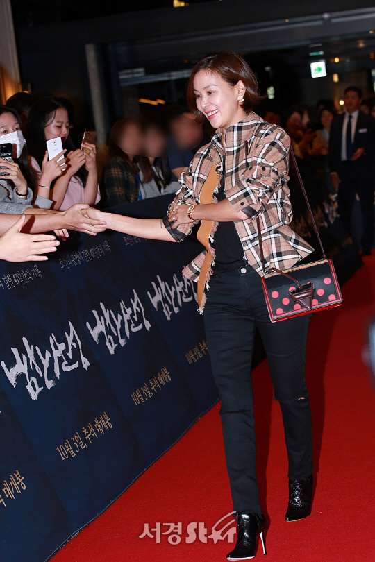 배우 고소영이 25일 오후 서울 용산구 CGV 용산아이파크몰에서 열린 영화 ‘남한산성’ VIP시사회에 참석해 포토타임을 갖고 있다.